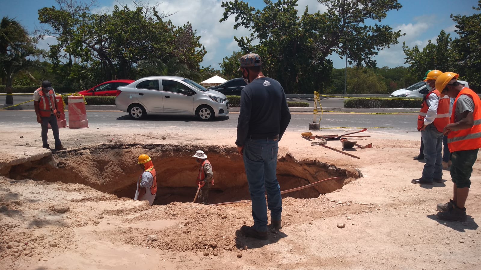 AGUAKAN REPARA FUGA EN BOULEVARD KUKULKAN EN LA ZONA HOTELERA DE CANCÚN