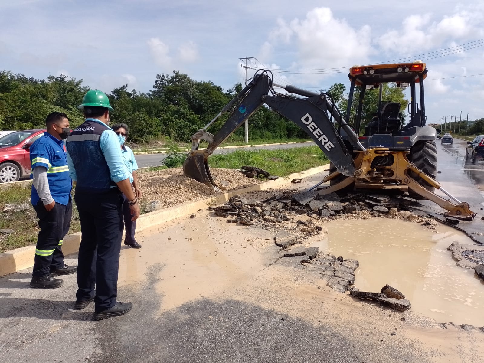 AGUAKAN ATIENDE RUPTURA DE REGISTRO EN AVENIDA 135 DE CANCÚN