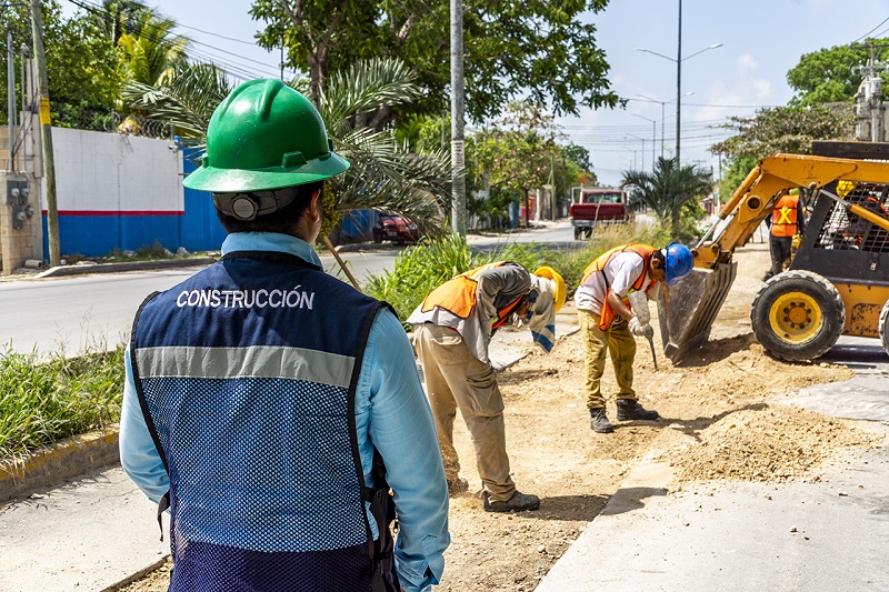 REALIZA AGUAKAN TRABAJOS DE BACHEO EN LA SM 58 Y 59 DE CANCÚN