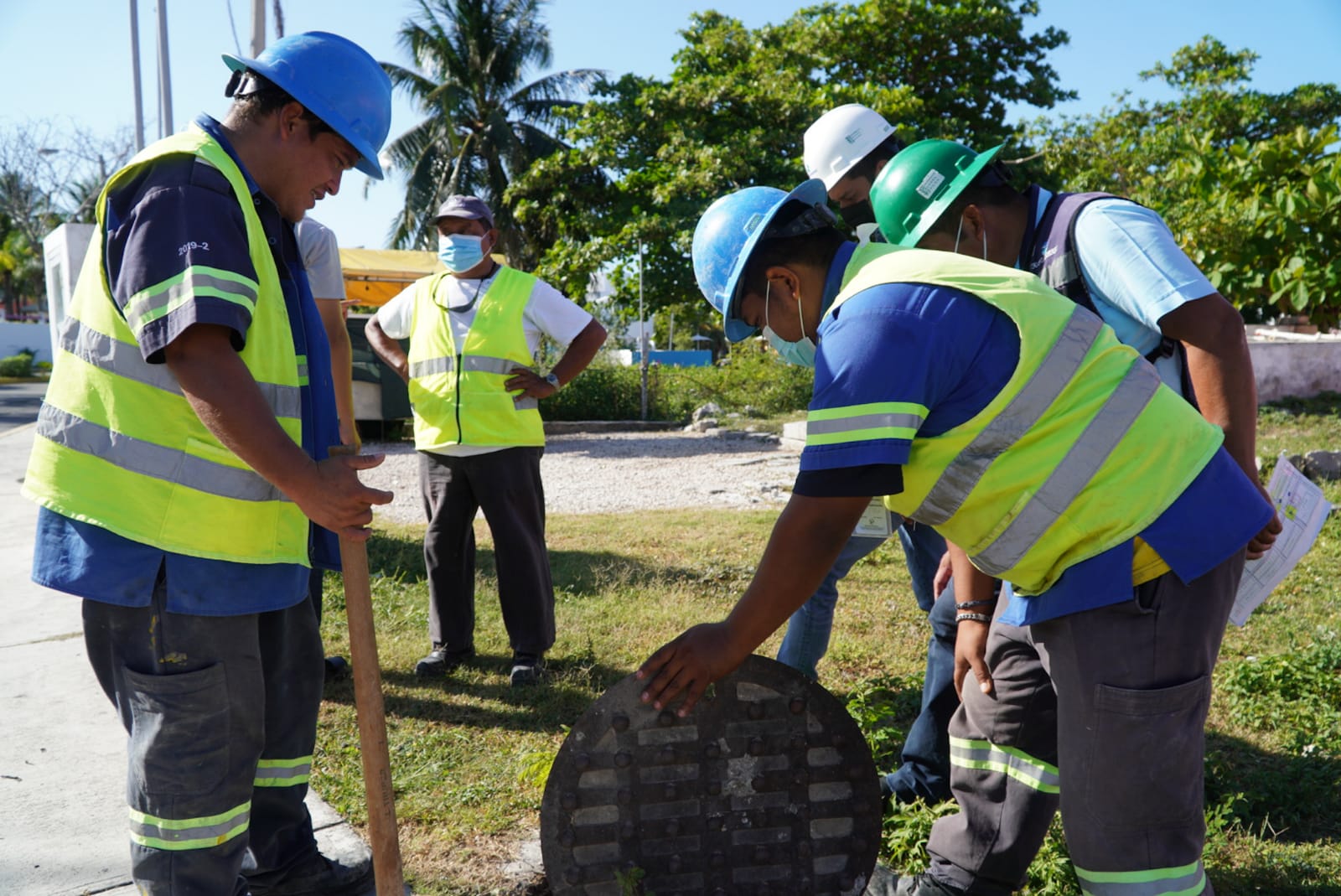 AGUAKAN ATIENDE OBSTRUCCIÓN DE LINEA EN ISLA MUJERES