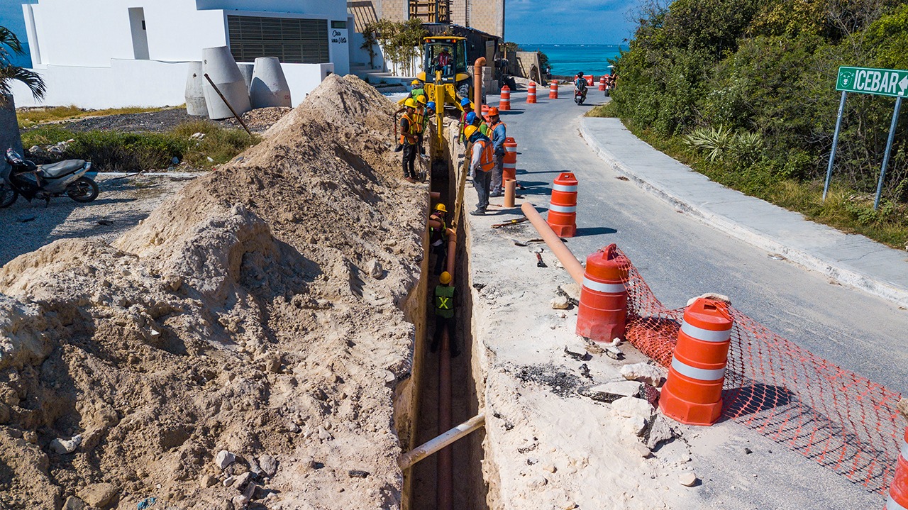 INICIA AGUAKAN TRABAJOS DE INTRODUCCIÓN DE RED DE DRENAJE EN ZONA NORTE DE ISLA MUJERES