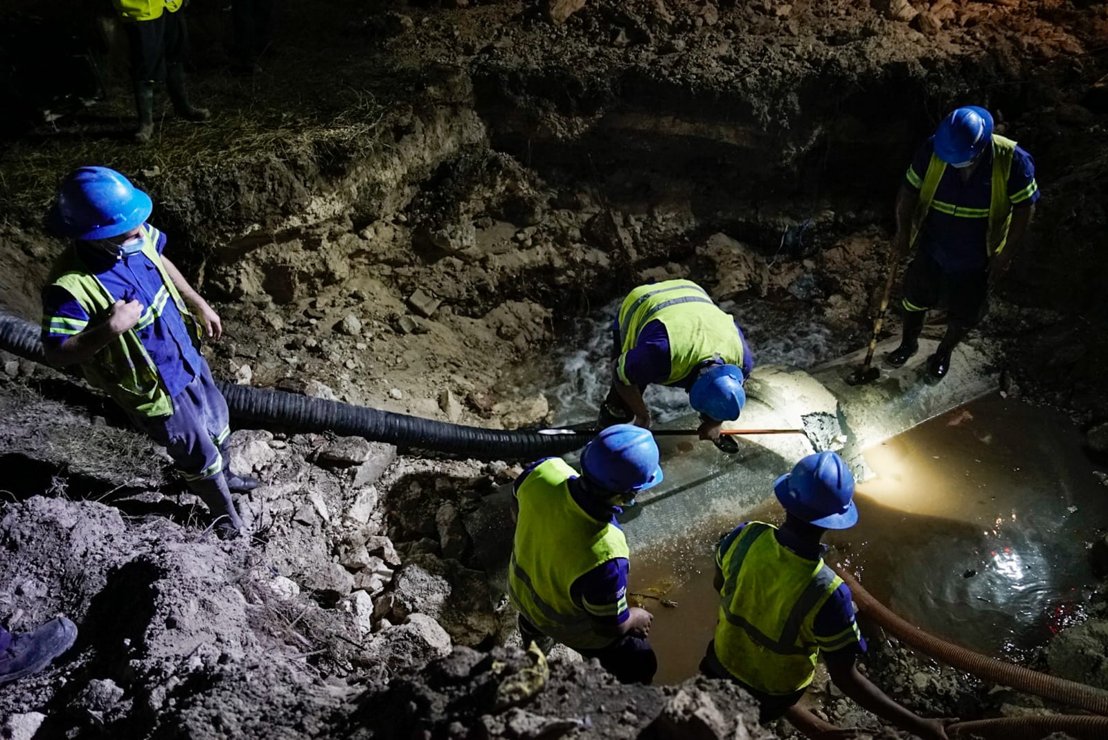 CONTINÚAN LABORES DE REPARACIÓN POR FUGA EN LINEA PRINCIPAL DE AGUA POTABLE EN EL BOULEVARD COLOSIO