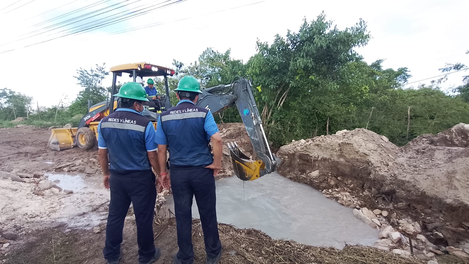 BRIGADAS DE AGUAKAN ATIENDEN FUGA EN LINEA PRINCIPAL DE AGUA POTABLE EN EL BOULEVARD COLOSIO