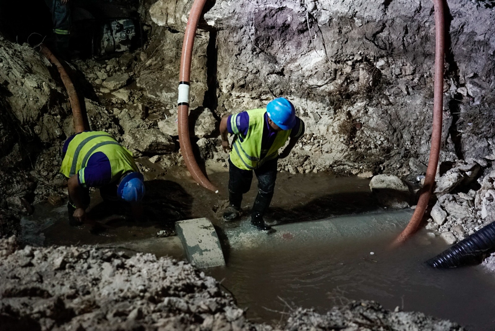 AGUAKAN AVANZA EN TRABAJOS DE REPARACIÓN DE FUGA DE AGUA POTABLE EN SOLIDARIDAD