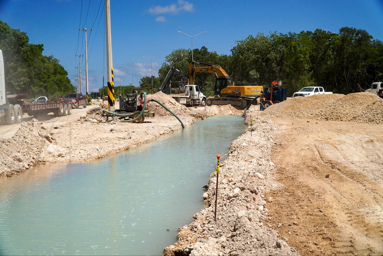 BRIGADAS DE AGUAKAN ATIENDEN FUGA ORIGINADA POR CONSTRUCTORA ICA, EN LINEA DE 32” EN CANCÚN