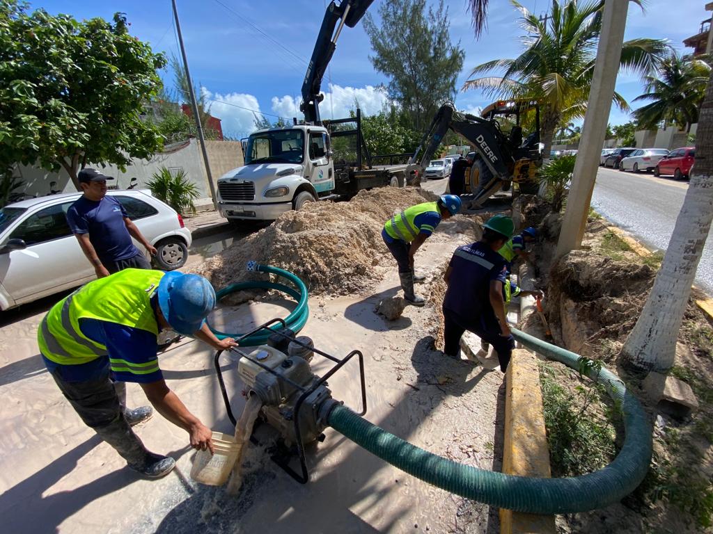 AGUAKAN AVANZA EN TRABAJOS DE REPARACIÓN DE LÍNEA DE AGUA POTABLE QUE ABASTECE ISLA MUJERES