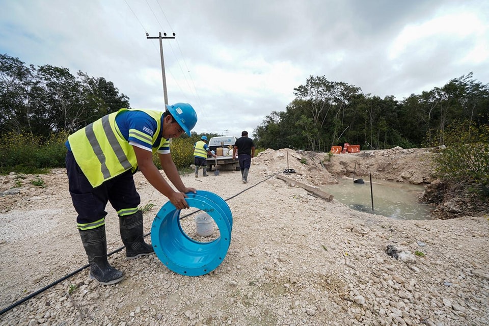 AVANZA AGUAKAN EN LA REUBICACIÓN DE LÍNEAS DE AGUA POTABLE EN CANCÚN POR PASO DEL TREN MAYA