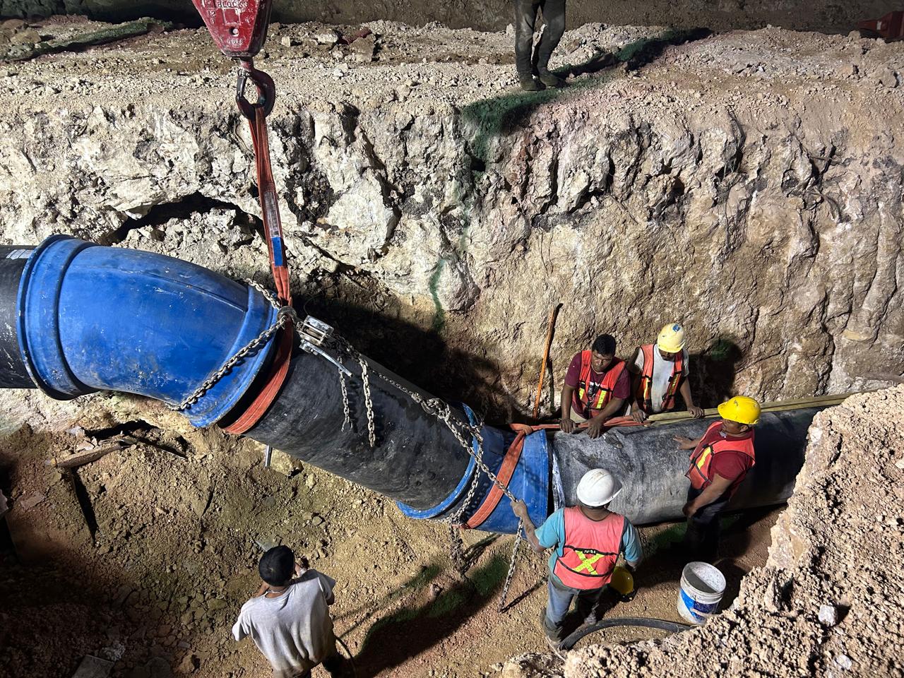 NUEVA FUGA DE AGUA POTABLE A LA ALTURA DE TREN MAYA AFECTA  EL SERVICIO EN PLAYA DEL CARMEN