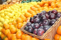 frutas en el mercado local