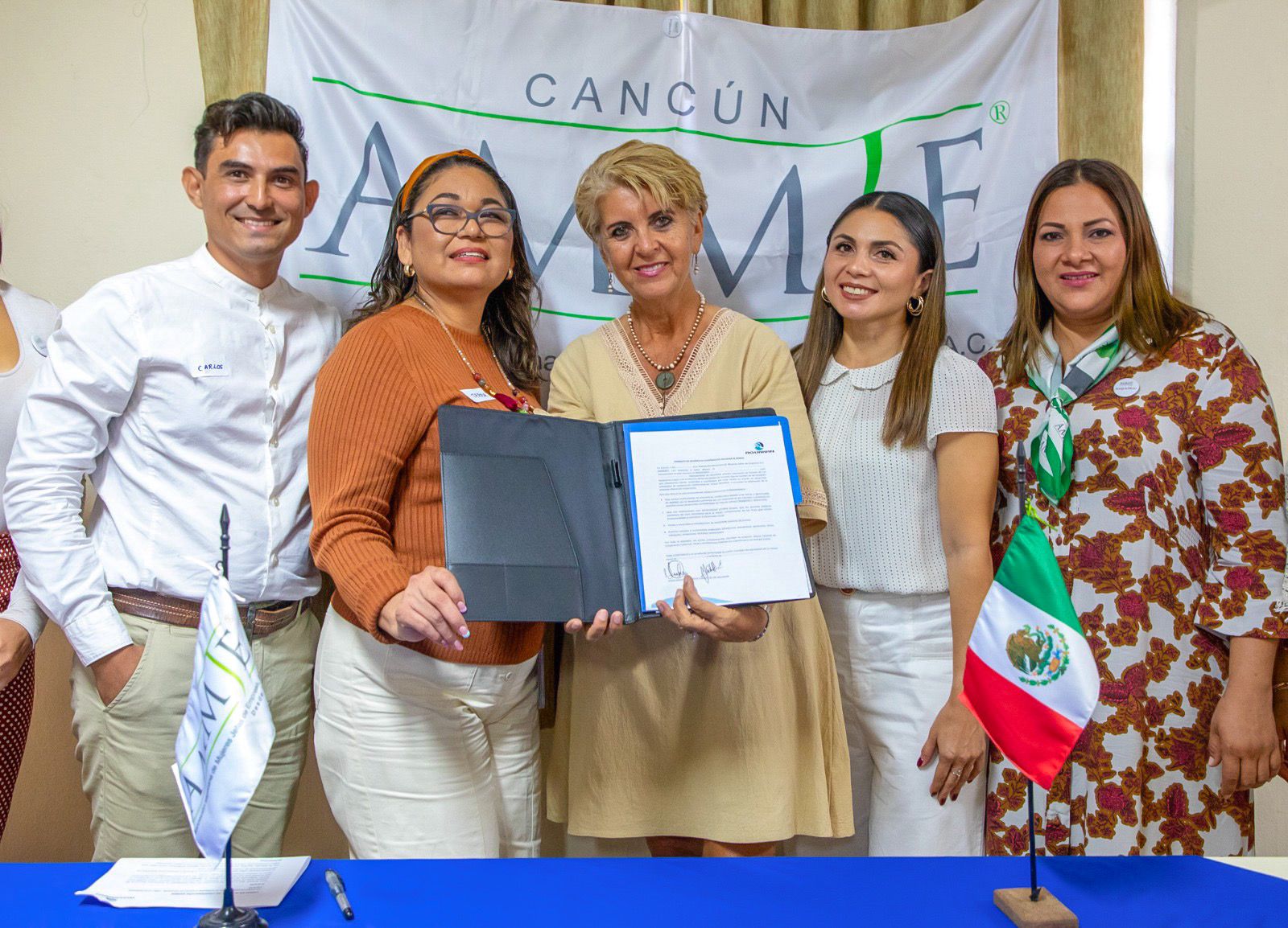 AGUAKAN Y AMMJE FIRMAN ALIANZA DE APOYO COMERCIAL PARA SUS AGREMIADAS EN CANCÚN