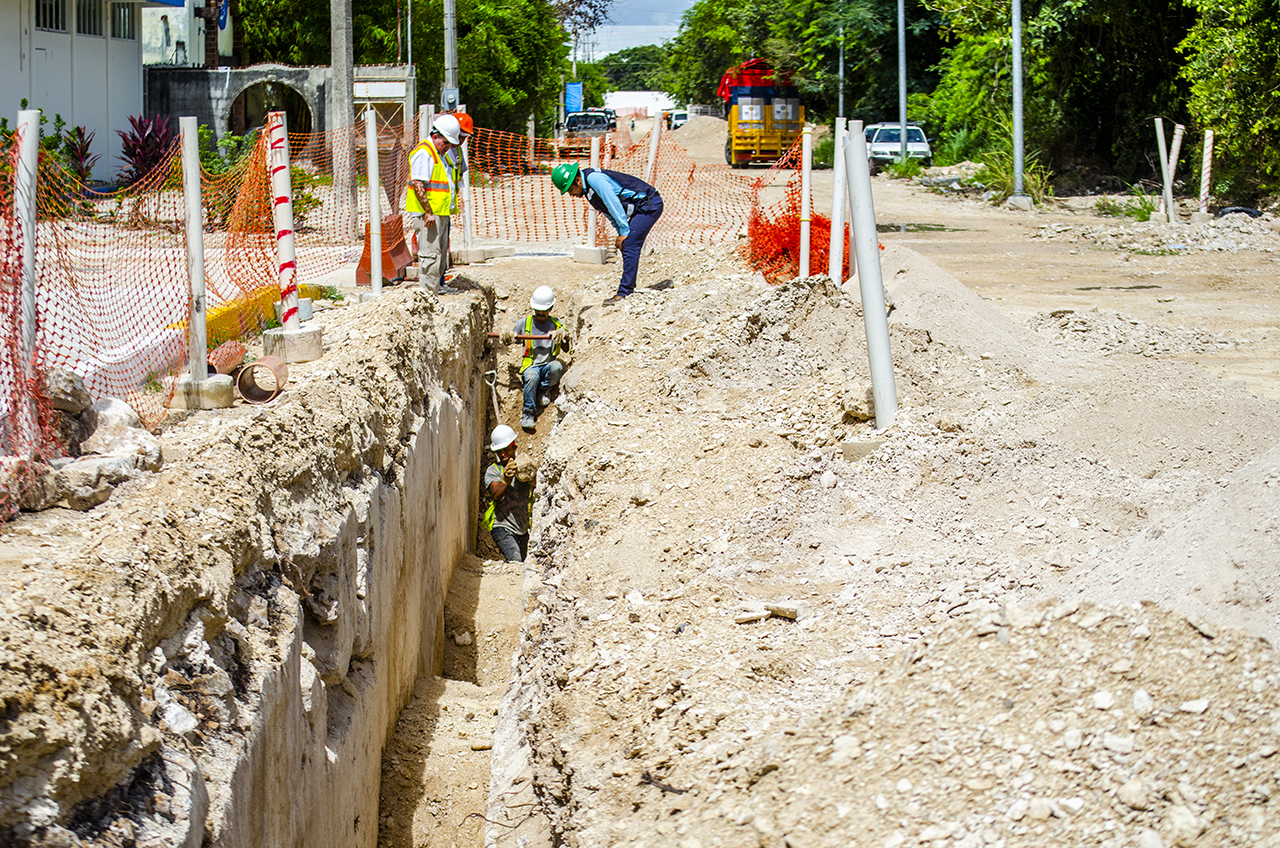 AGUAKAN CONTINÚA TRABAJOS DE DRENAJE EN LA COLONIA  GONZALO GUERRERO EN PLAYA DEL CARMEN