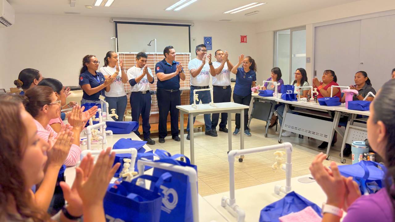 Así se vivió el taller de plomería para mujeres de Aguakan en Quintana Roo