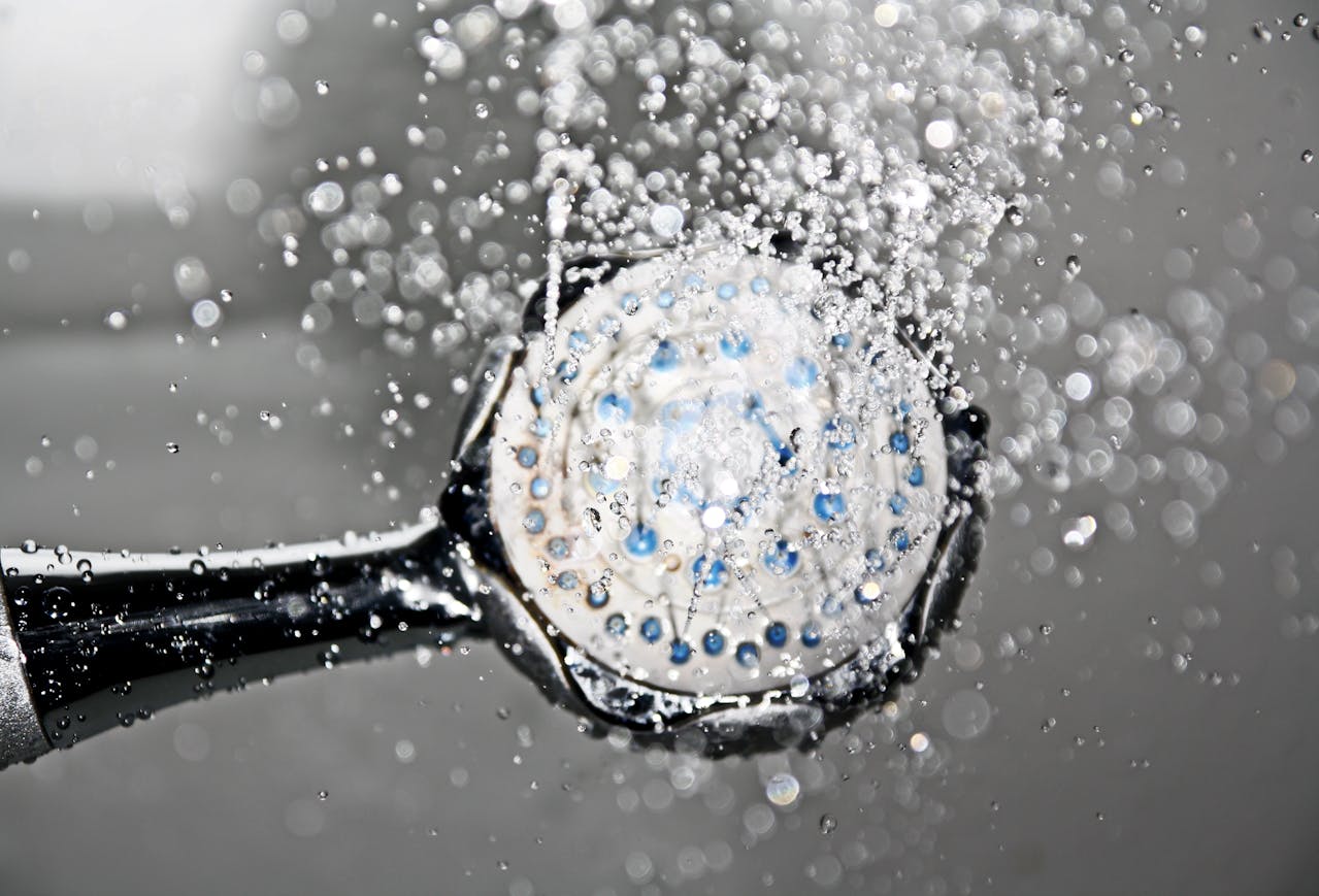 El tiempo exacto que debe durar una ducha para ahorrar agua, según la OMS