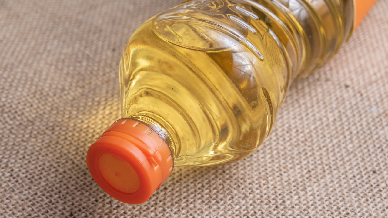 Esto es lo que pasa si mezclas el aceite de cocina con el agua de tu fregadero