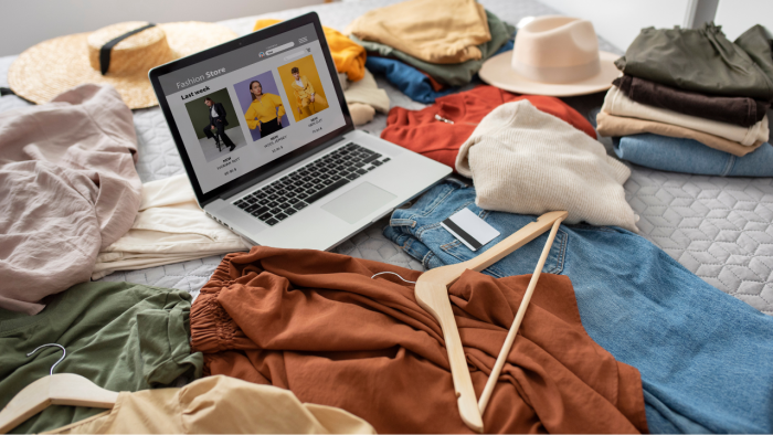 Contaminación por fast fashion: cómo la moda rápida contribuye al cambio climático y genera residuos textiles masivos.