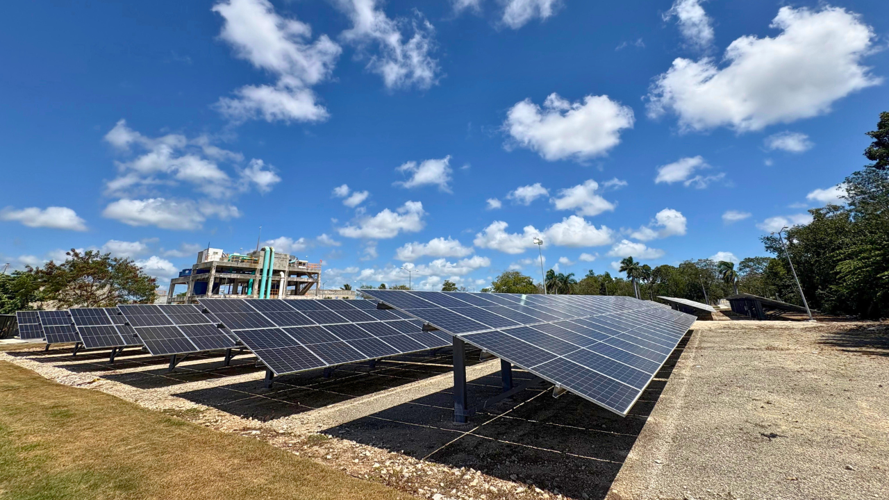 Así funcionan los paneles solares de Aguakan, la red de energía fotovoltáica más grande en un organismo de agua