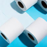 echar-papel-higienico-al-inodoro