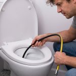 cómo destapar un baño