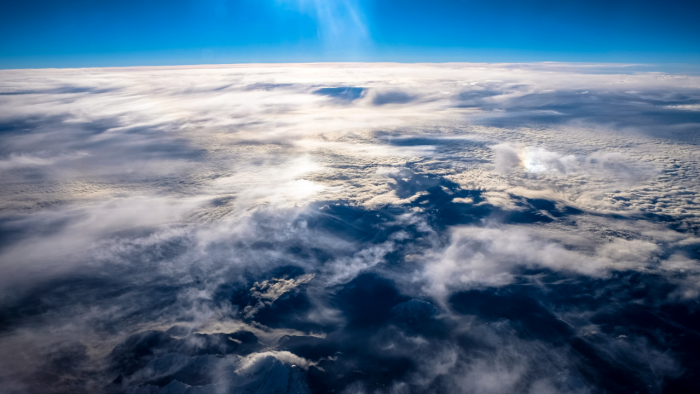 ¿Sabías que el cielo guarda más agua que todos los ríos juntos?