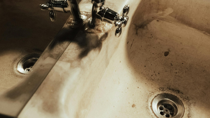 Fuga lavabo provoca moho aguakan