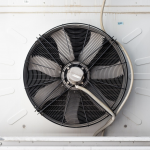 Aire acondicionado configurado a 23 grados para ahorrar electricidad en verano