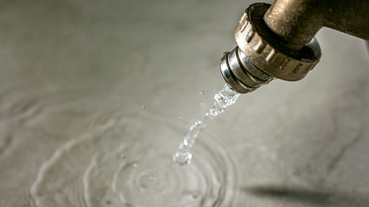 Tapar una fuga de agua en casa: Cuándo llamar a un plomero y cuándo puedes arreglarla tú mismo