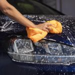 lavar auto en casa o en autolavado