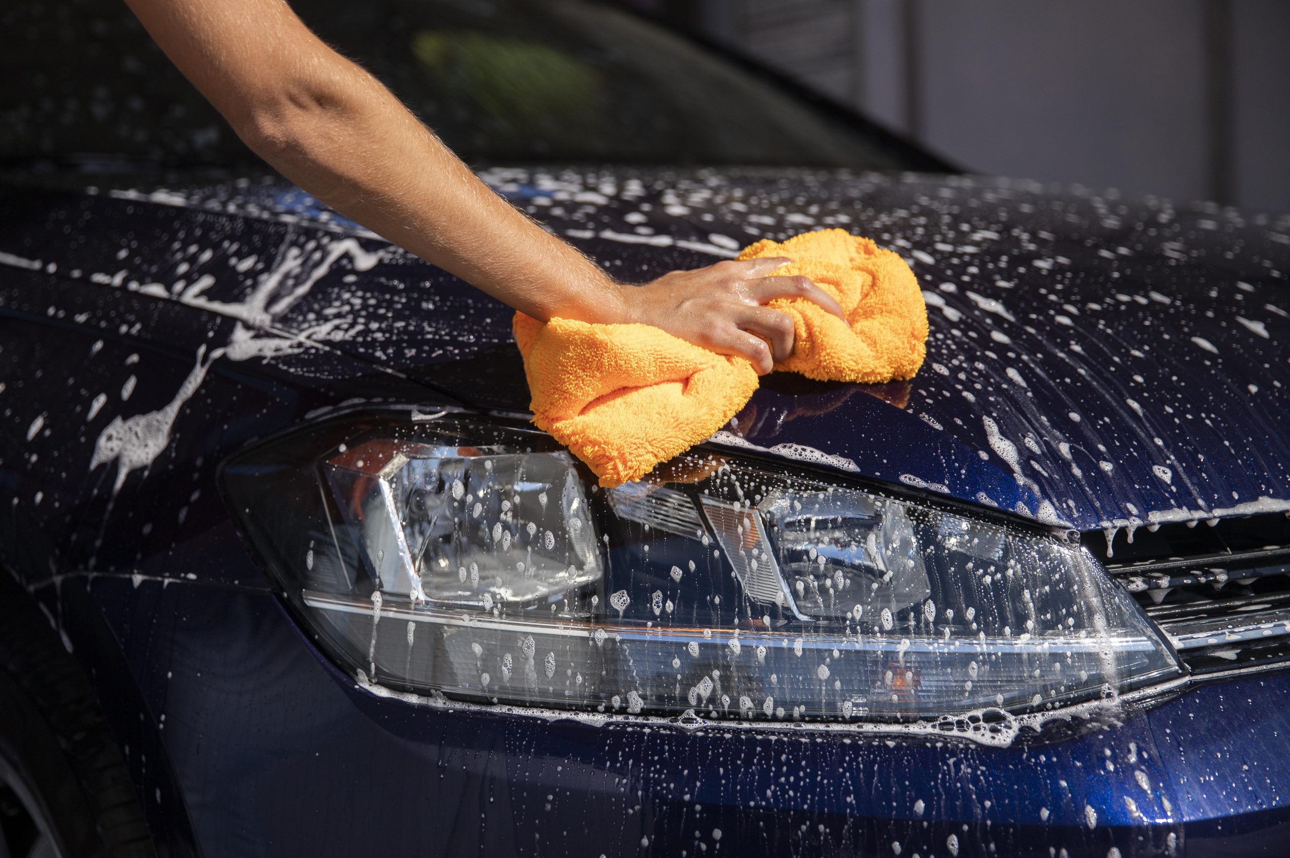 ¿Qué gasta más agua y contamina más: lavar el auto en casa o en un autolavado?