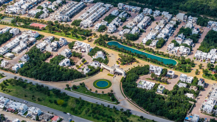 Vista aérea del nuevo tanque de agua potable de Aguakan en construcción en el Polígono Sur de Cancún