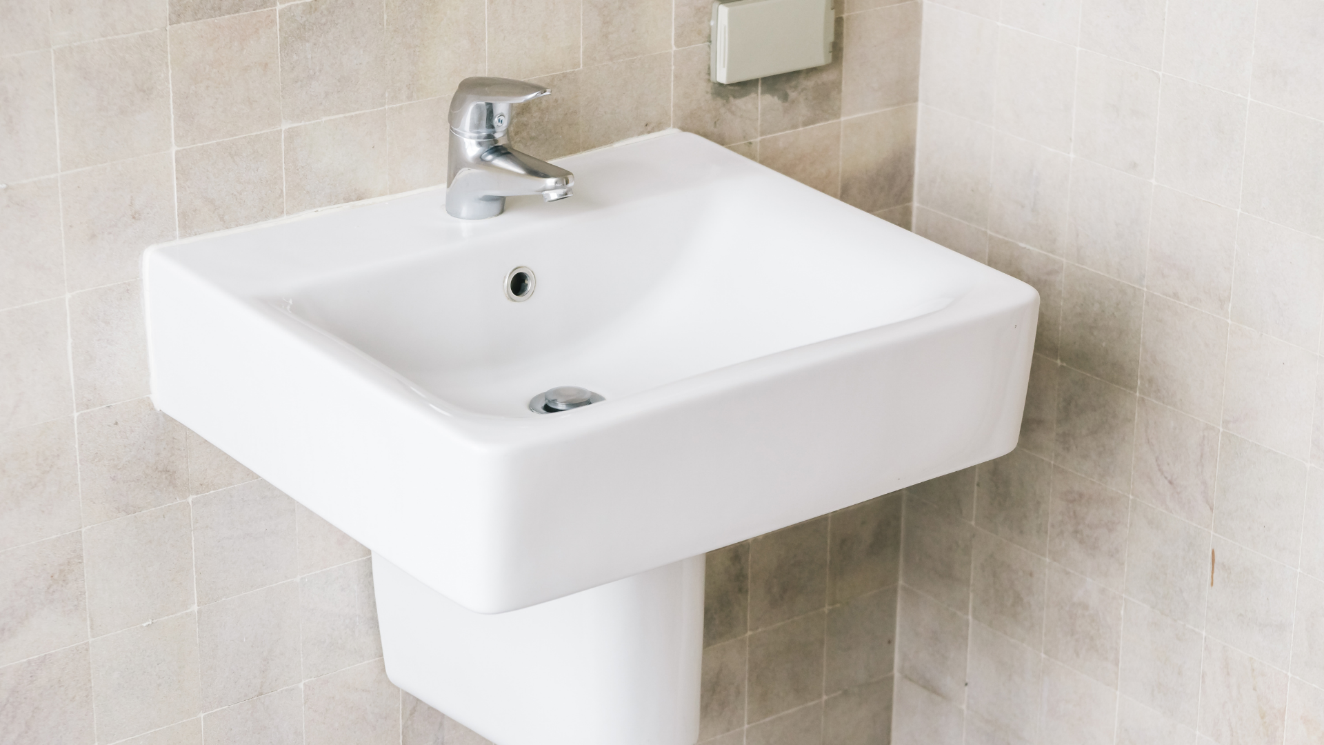 Mujeres que resuelven: Cómo arreglar un lavabo que gotea sin depender de un plomero