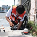 Colaborador de Aguakan revisando un tinaco para detectar fugas y reducir el consumo de agua en Cancún