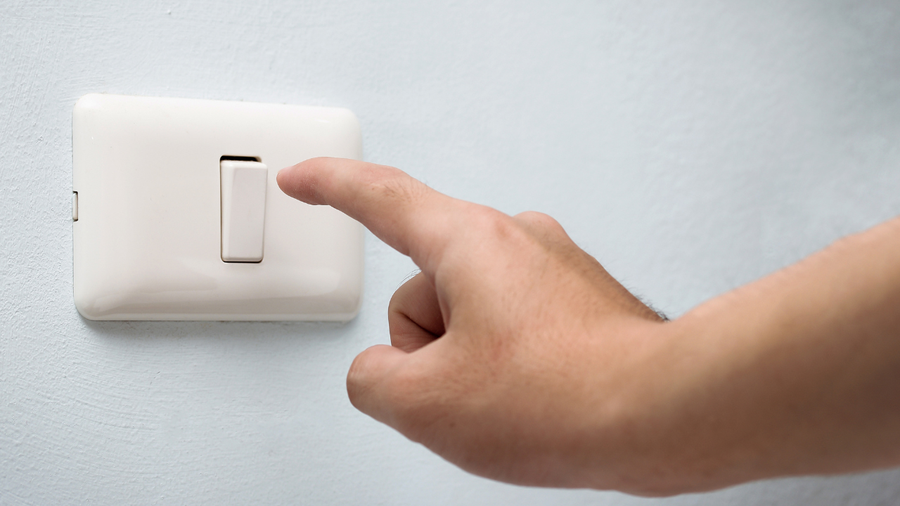 Consumo silencioso de energía eléctrica: qué es y cómo evitarlo para ahorrar en tu recibo de luz