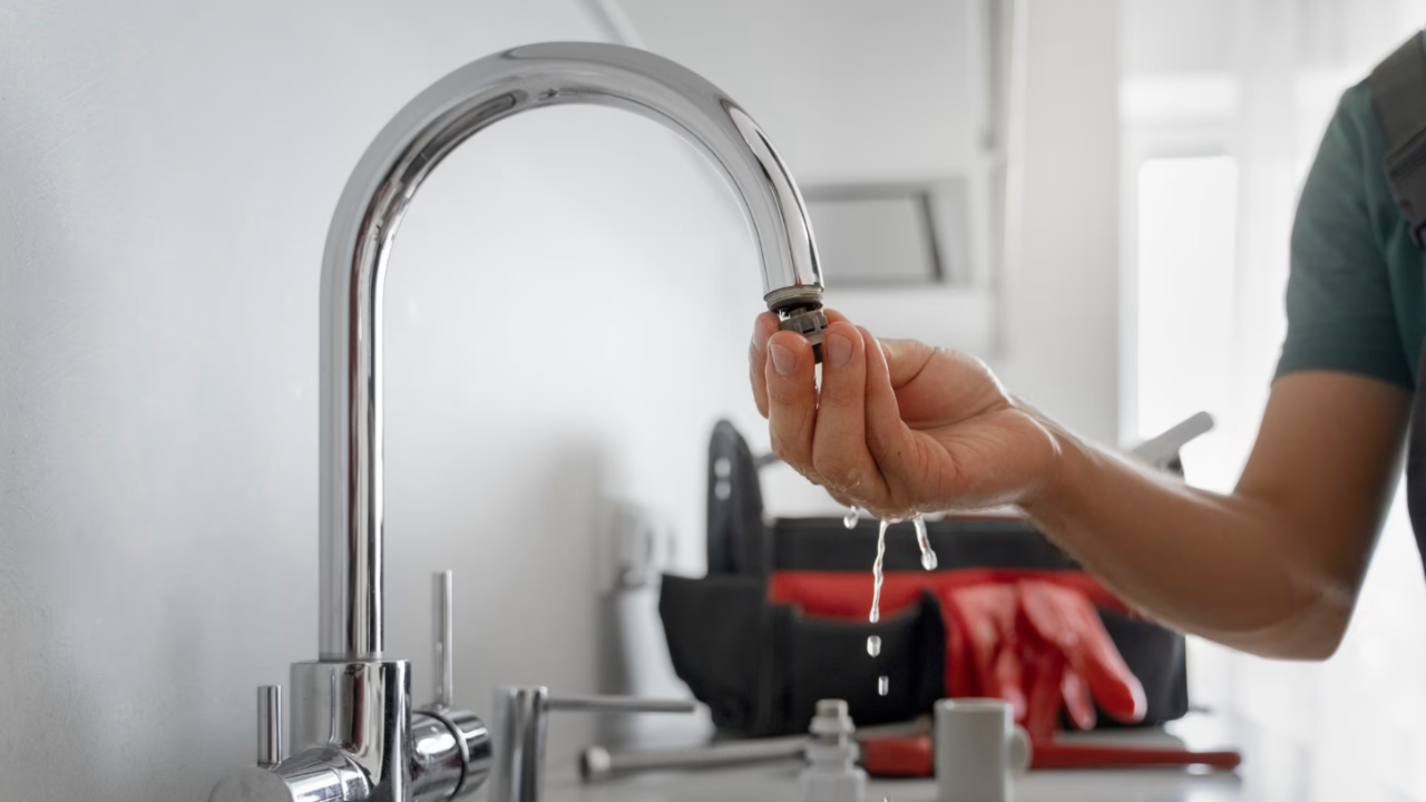 5 problemas comunes que provocan baja presión de agua en casa y cómo solucionarlos