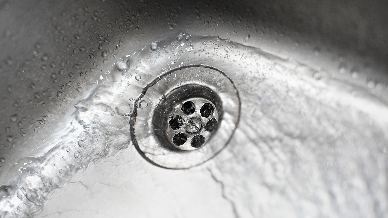 Preguntas frecuentes sobre fugas de agua: Cómo identificarlas, reportarlas y soluciones provisionales
