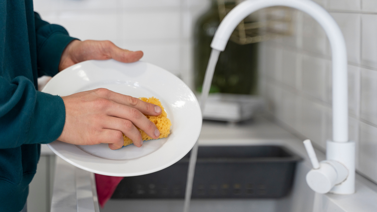 6 trucos que nadie te dijo para lavar los platos más rápido y usando menos agua