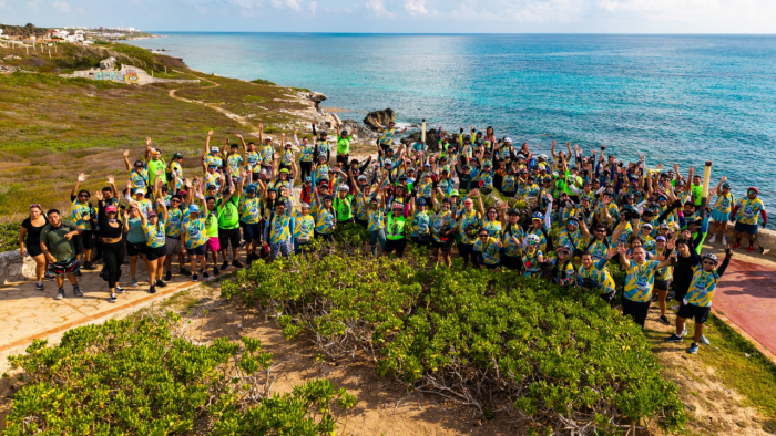 Ciclistas participando en la Rodada por los Manglares 2025 en Cancún.