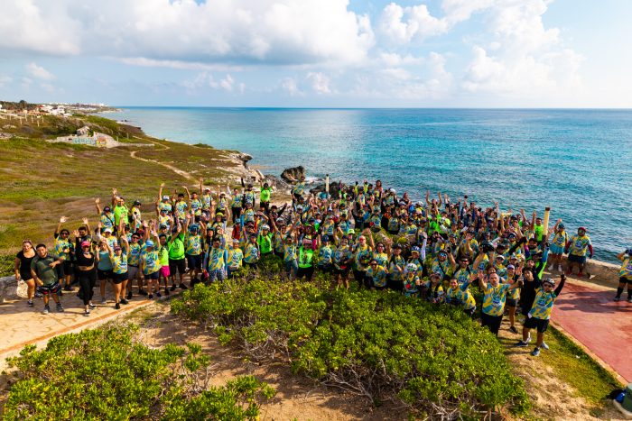 Ciclistas durante la rodada ambiental organizada por Aguakan en Isla Mujeres para proteger los manglares.