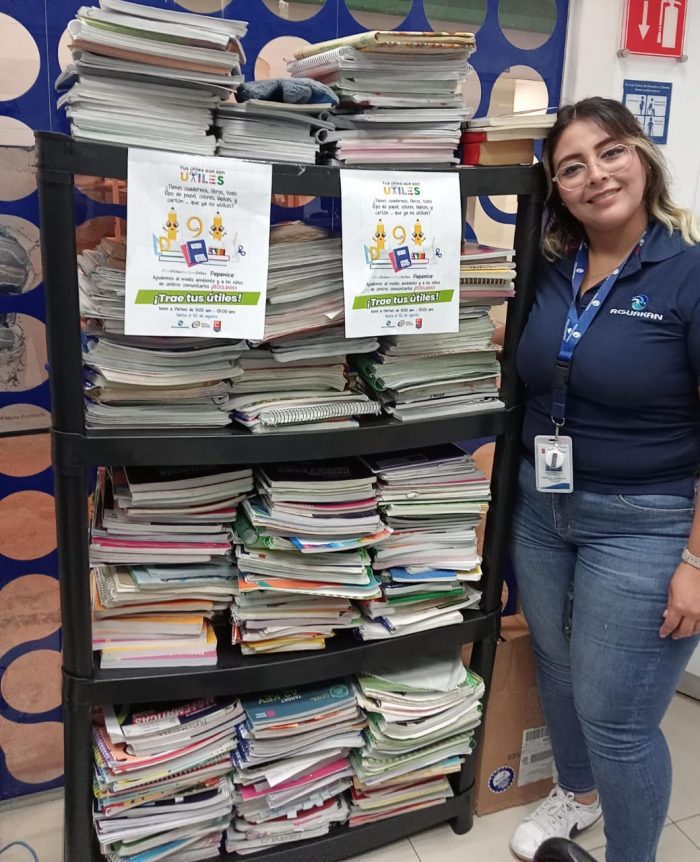 Participantes entregando donaciones en la campaña Tus útiles son útiles de Aguakan