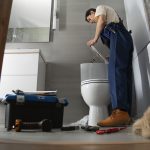 ¿Buscas cómo destapar cañerías? Descubre si un destapacaños químico o biológico es tu mejor aliado.