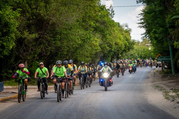 Ciclistas durante la rodada ambiental organizada por Aguakan en Isla Mujeres para proteger los manglares.
