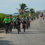 Ciclistas durante la rodada ambiental organizada por Aguakan en Isla Mujeres para proteger los manglares.