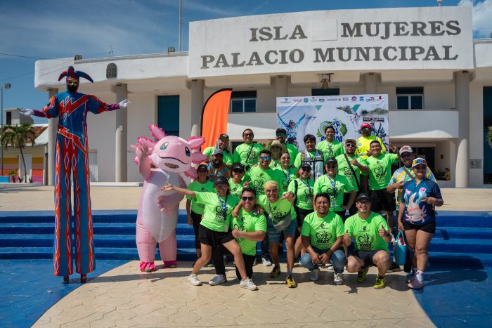 Ciclistas durante la rodada ambiental organizada por Aguakan en Isla Mujeres para proteger los manglares.