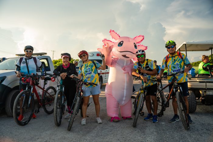 Ciclistas durante la rodada ambiental organizada por Aguakan en Isla Mujeres para proteger los manglares.