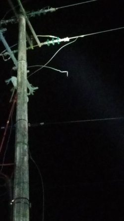 reventamiento en la línea de alta tensión de un poste de la Comisión Federal de Electricidad (CFE) en la zona de captación Aguakan