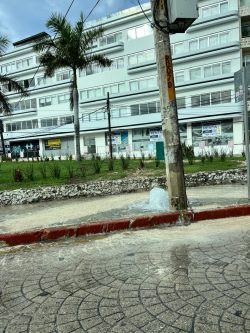 fuga-agua-potable-avenida-nader-cancun-aguakan