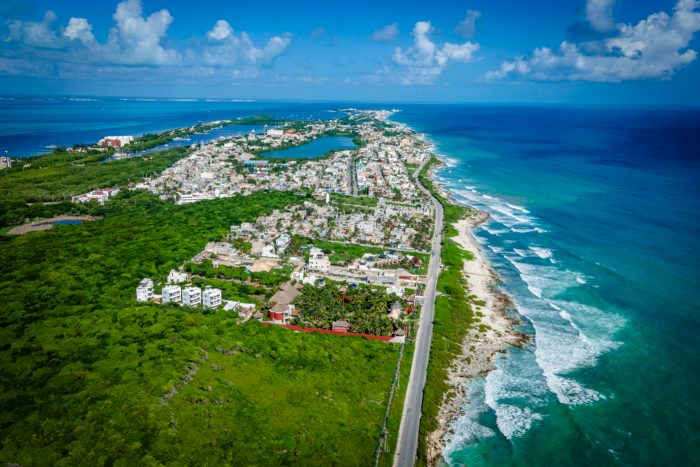 Vista aérea de Isla Mujeres donde Aguakan construirá la primera planta desmineralizadora de agua potable.