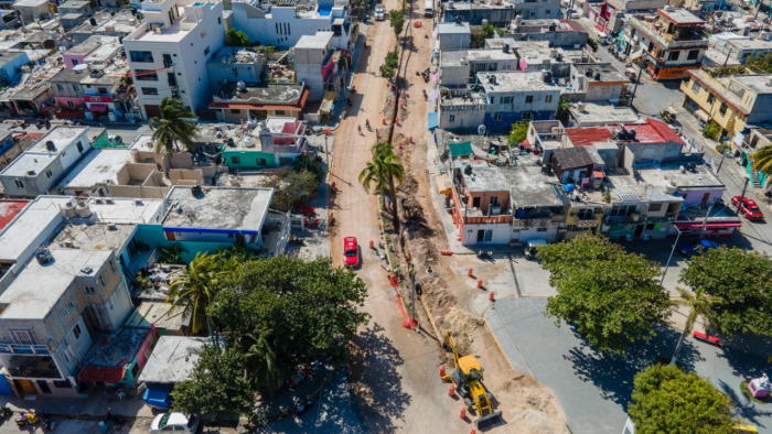 Trabajos de renovación de red de agua potable en la Avenida 10 de Playa del Carmen.