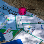 Niños participando en un juego educativo sobre el cuidado del agua en la escuela