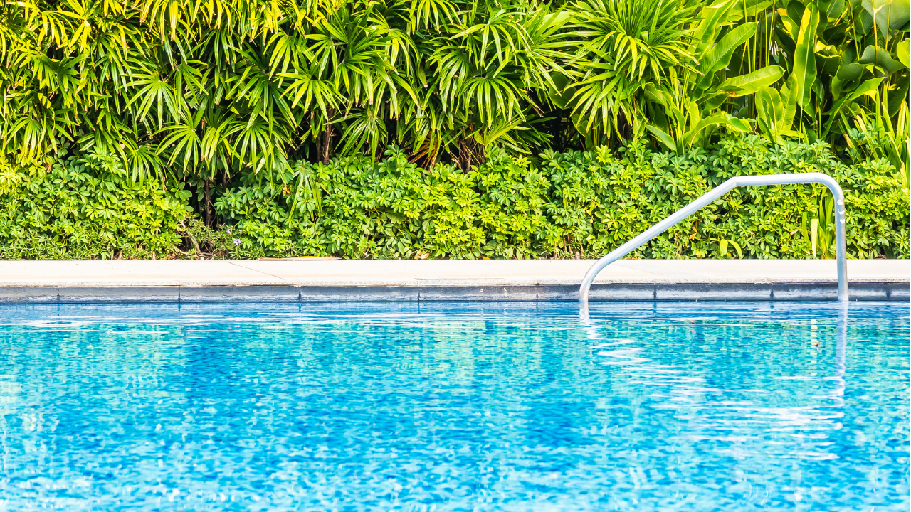 ¿Cuántos litros de agua gasta una alberca en casa? Consejos para ahorrar