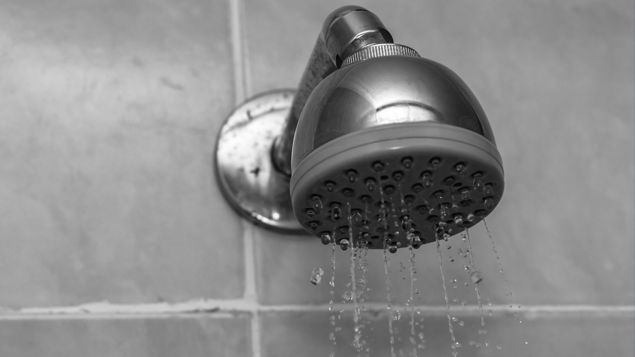 ¿Cómo mejorar la presión del agua en la regadera sin cambiar la instalación?